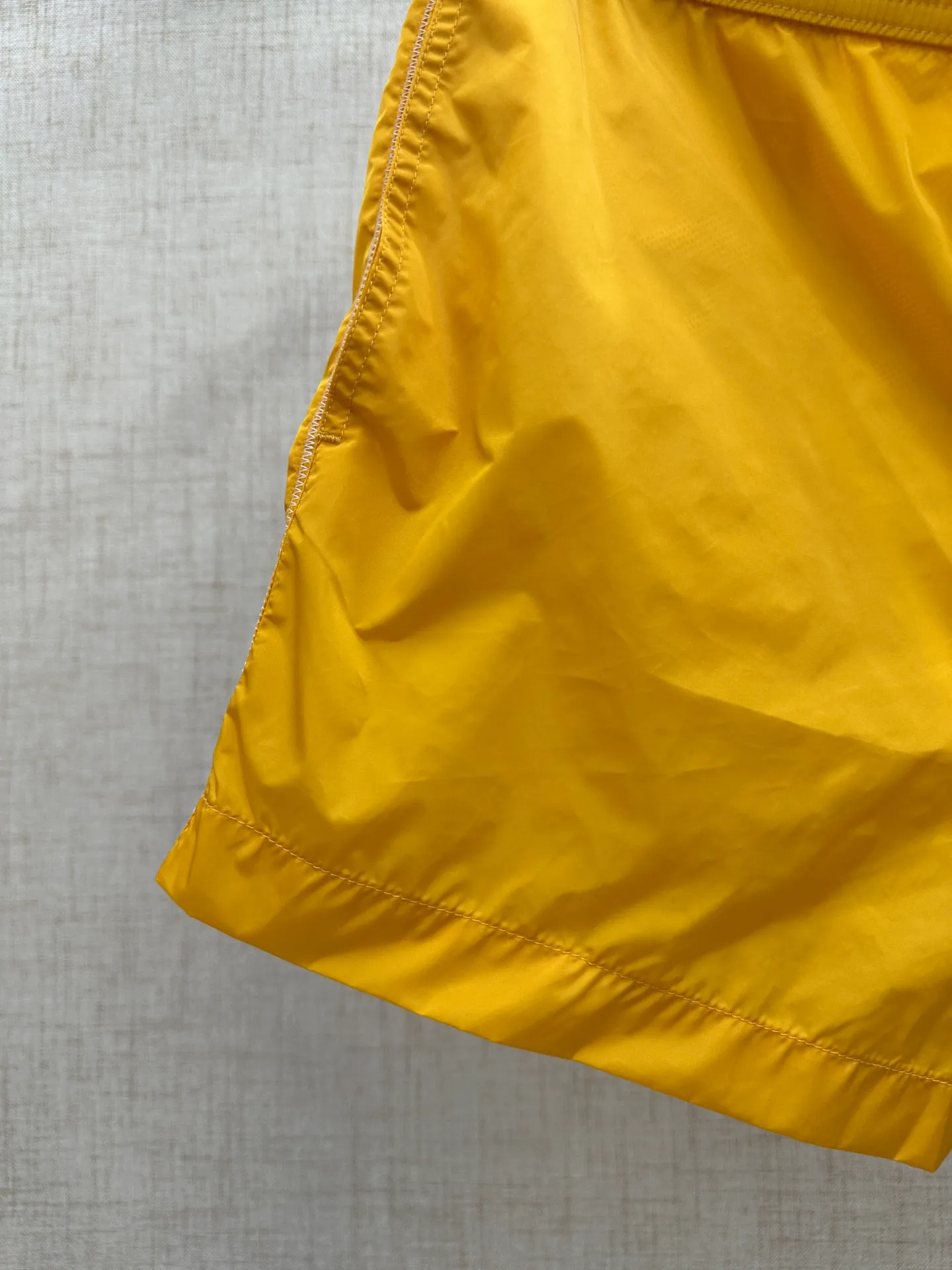 P163💰Moncler Yellow 2026ss 、 ， Yellow ， ， Classic Moncler ， + ， 、 ， + 。 ： ， ， ：100% ， 、 Breathable， ：100% ， ， ， Moncler 。（ 1.78/140 M ） Sizes：S、M、L、XL、